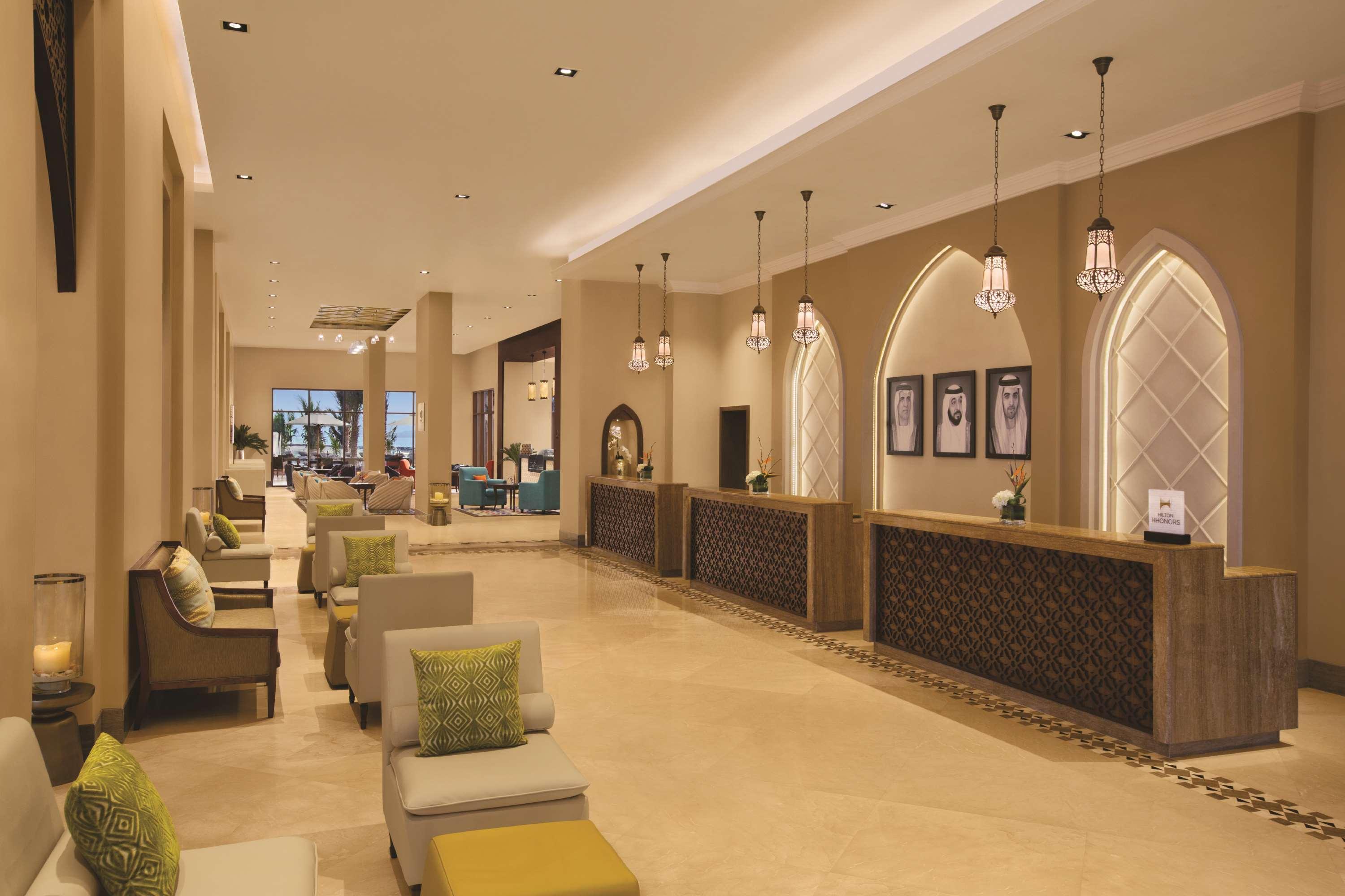 马里安岛希尔顿逸林Spa度假酒店 拉斯阿尔卡麦 外观 照片 The lobby of the hotel