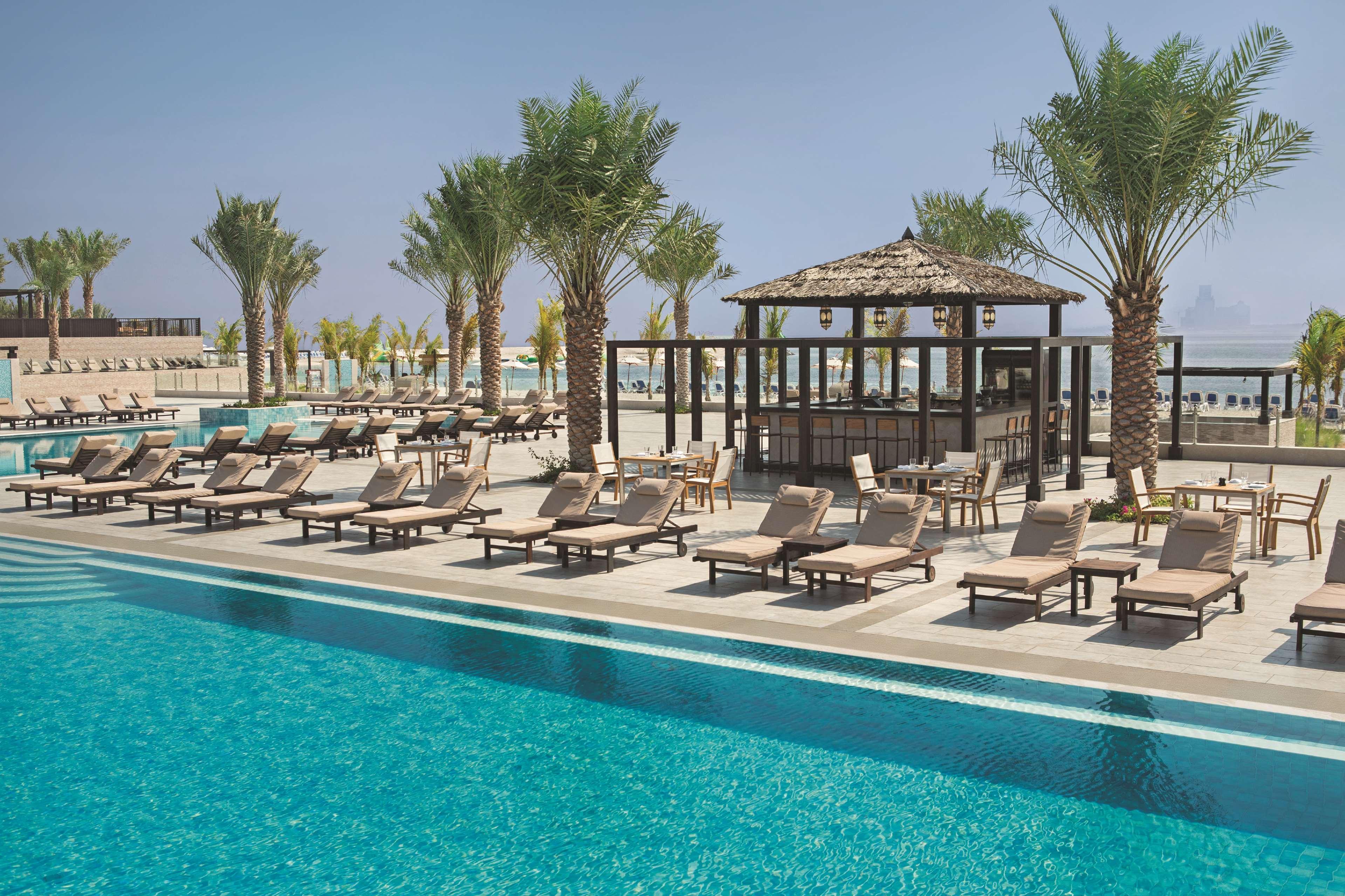 马里安岛希尔顿逸林Spa度假酒店 拉斯阿尔卡麦 外观 照片 The pool at the resort