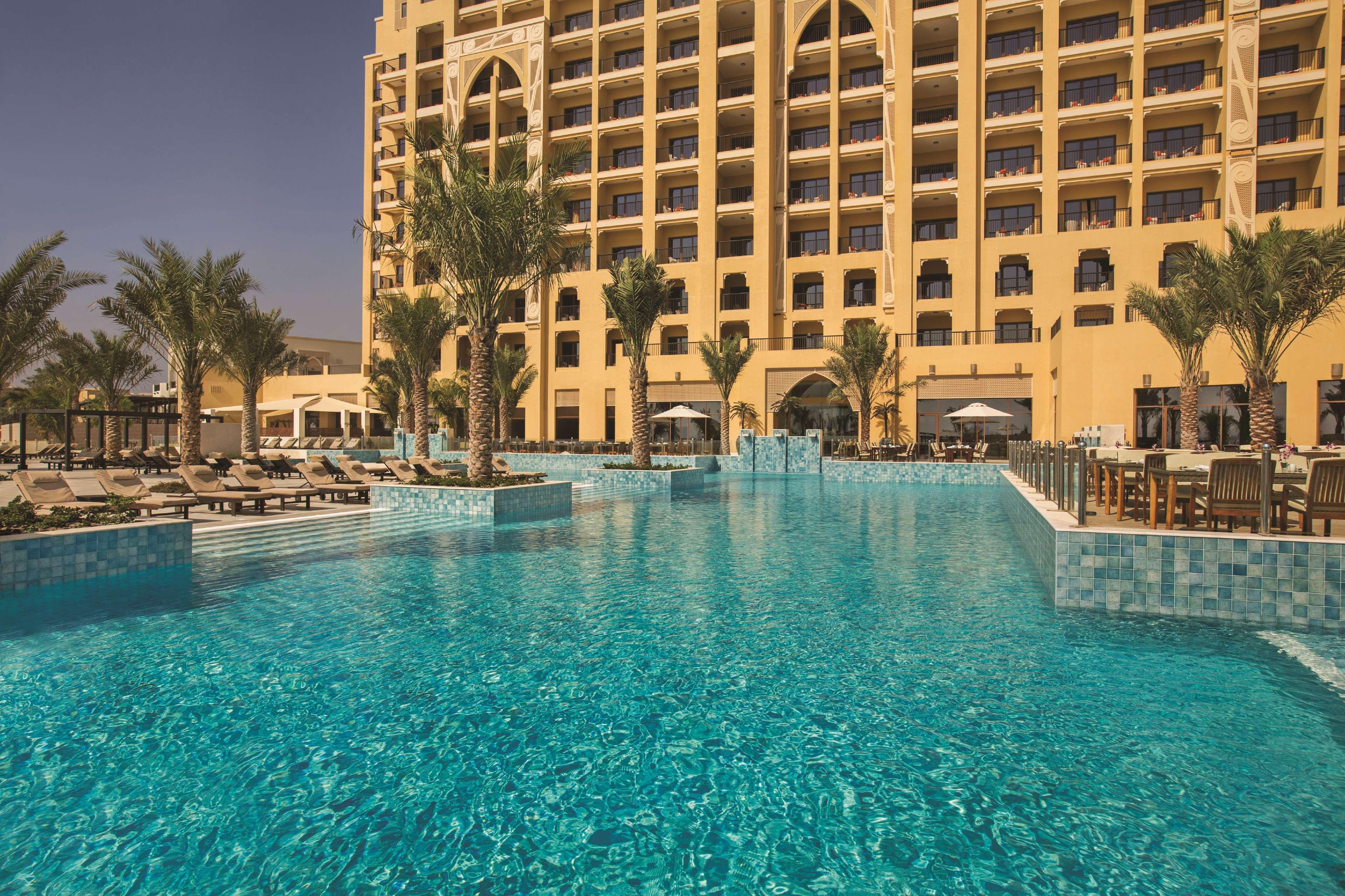 马里安岛希尔顿逸林Spa度假酒店 拉斯阿尔卡麦 外观 照片 The pool at the Jumeirah Beach Hotel