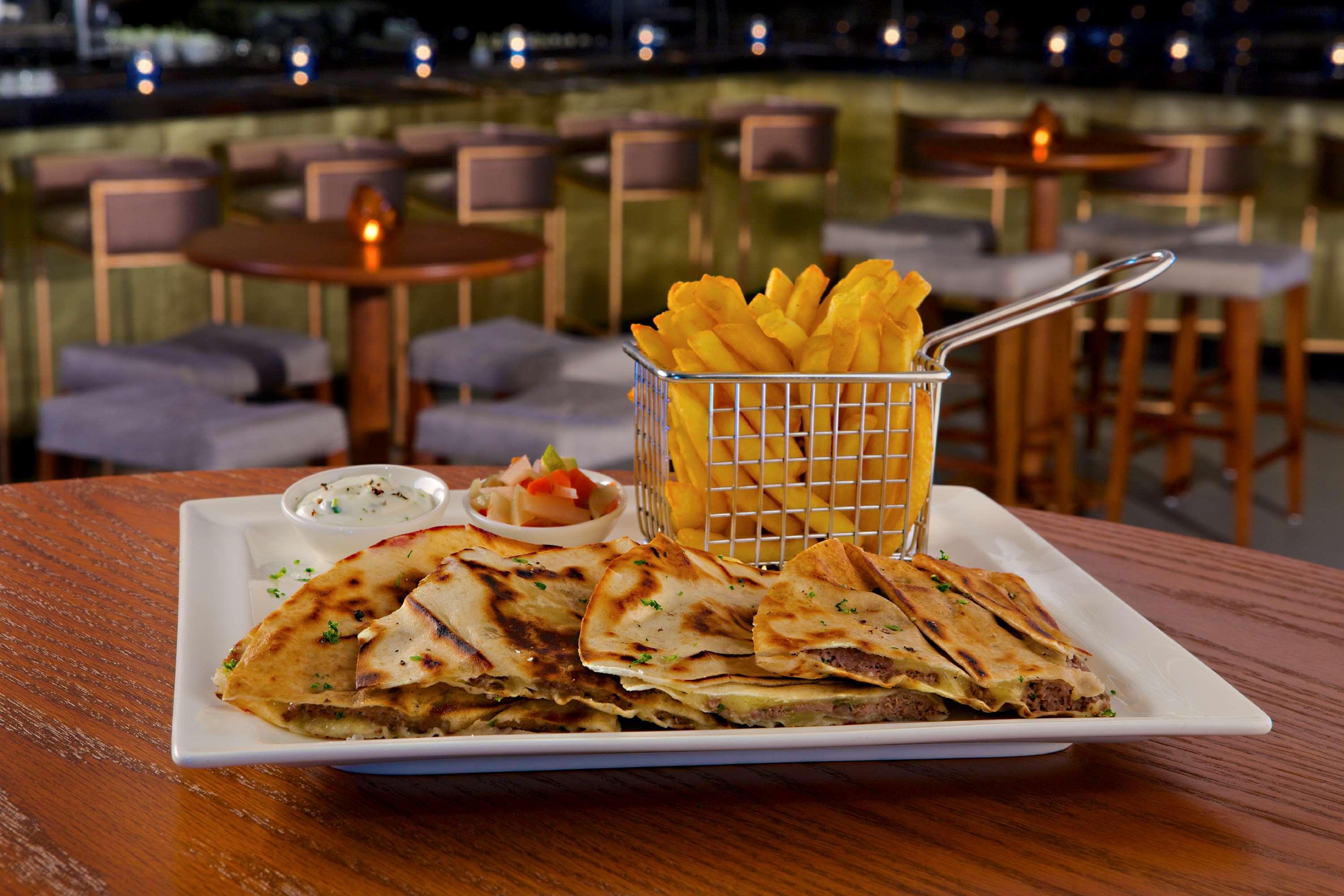 马里安岛希尔顿逸林Spa度假酒店 拉斯阿尔卡麦 外观 照片 A plate of quesadillas