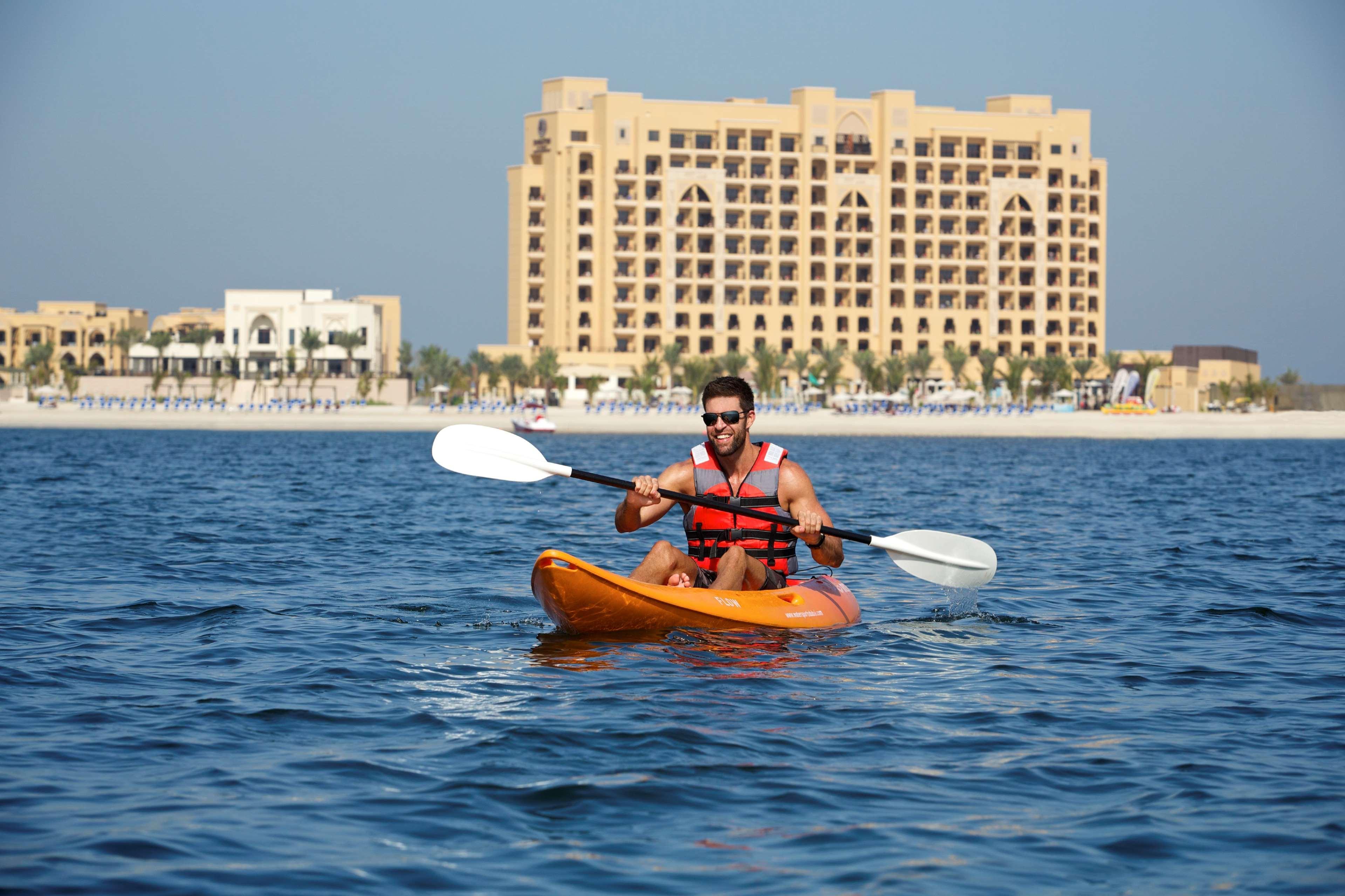 马里安岛希尔顿逸林Spa度假酒店 拉斯阿尔卡麦 外观 照片 Kayaking at Jumeirah Beach Hotel