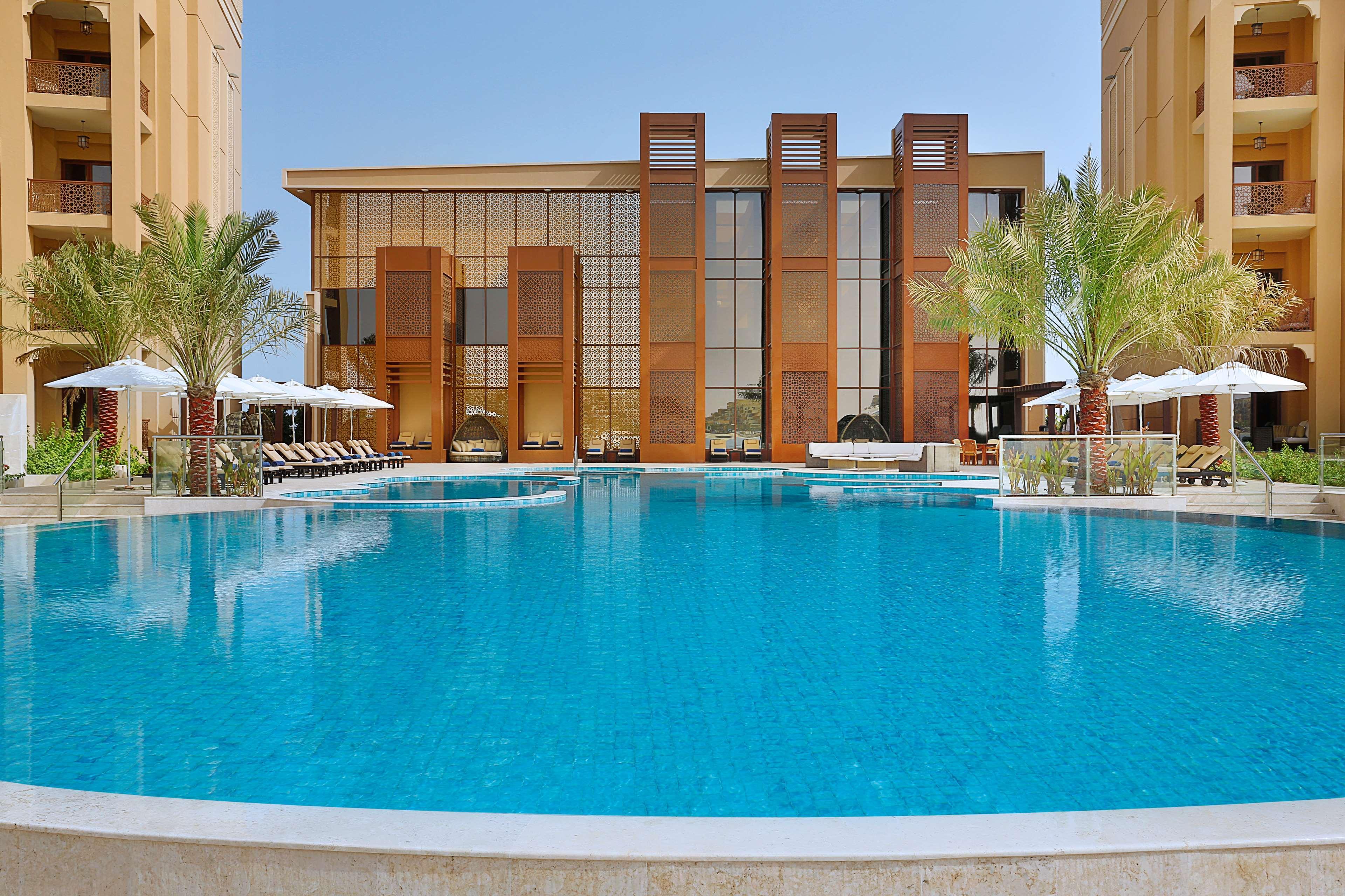 马里安岛希尔顿逸林Spa度假酒店 拉斯阿尔卡麦 外观 照片 The swimming pool at the hotel