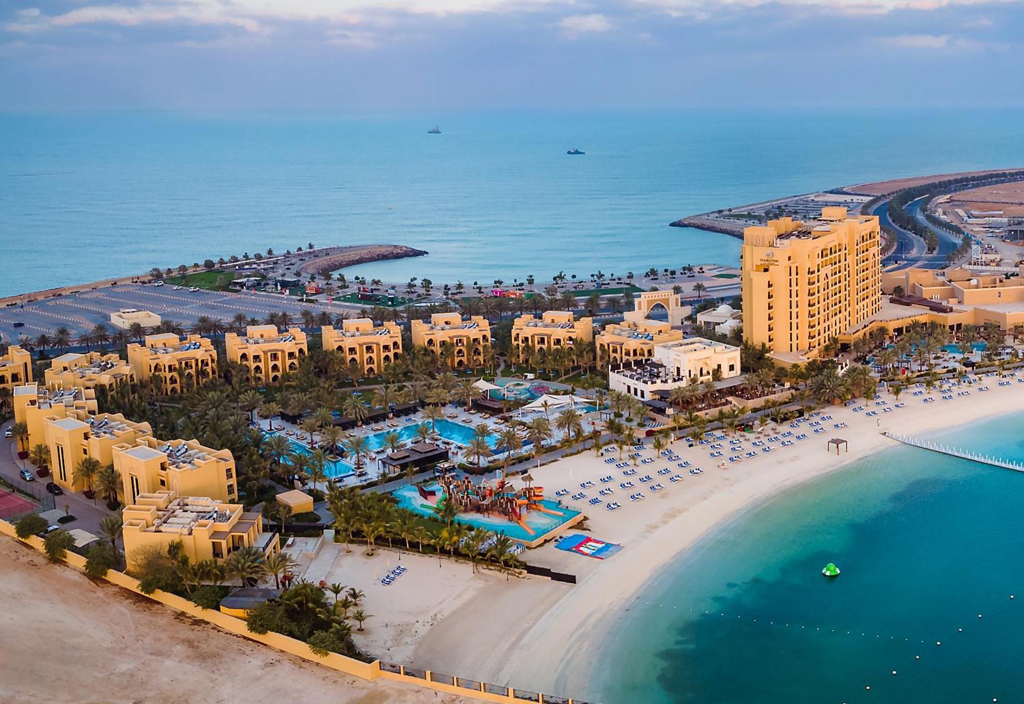 马里安岛希尔顿逸林Spa度假酒店 拉斯阿尔卡麦 外观 照片 Aerial view of the resort