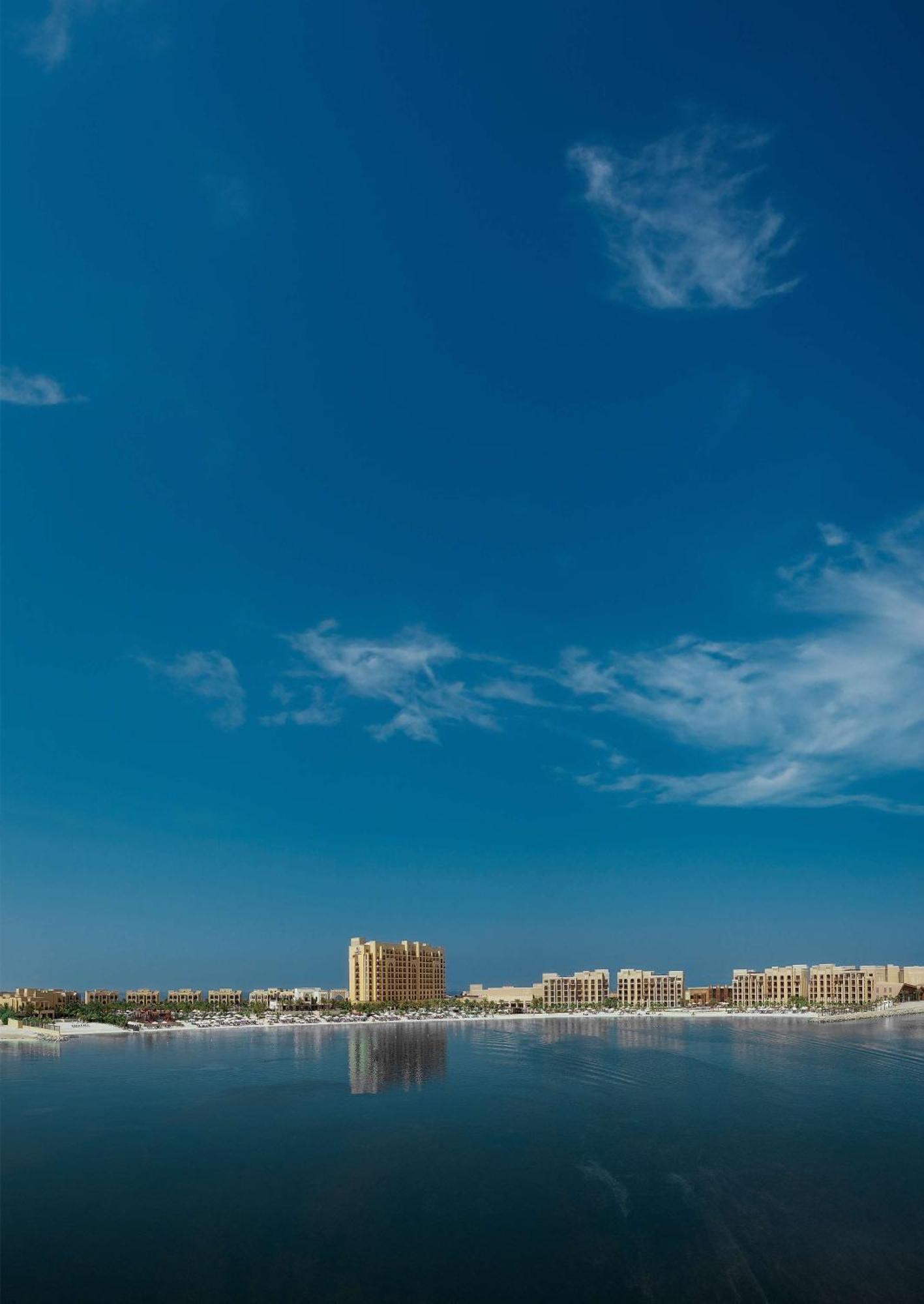 马里安岛希尔顿逸林Spa度假酒店 拉斯阿尔卡麦 外观 照片 The blue sky over the city