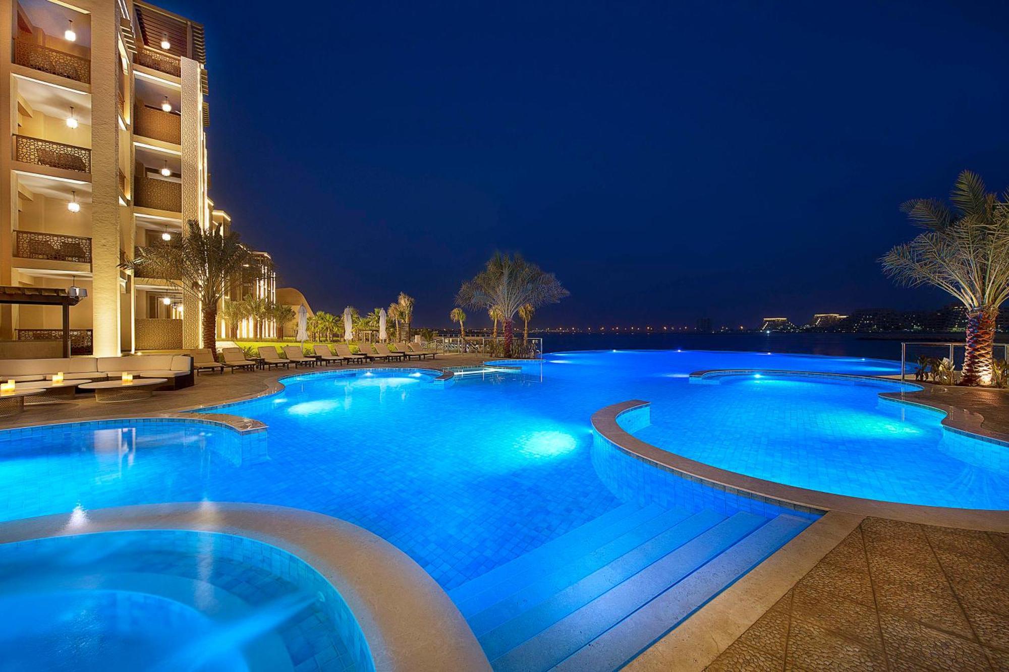 马里安岛希尔顿逸林Spa度假酒店 拉斯阿尔卡麦 外观 照片 The swimming pool at the hotel