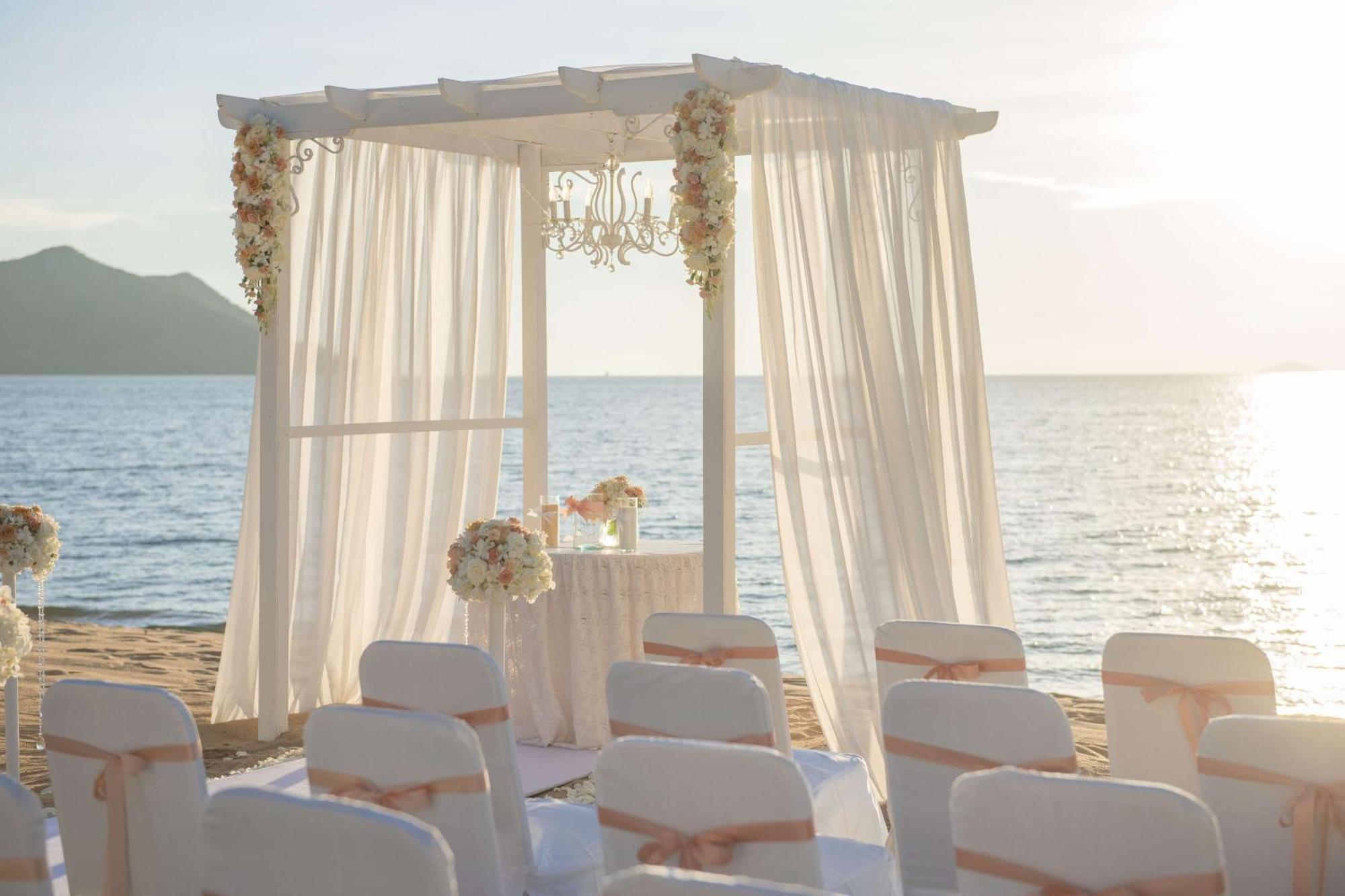 马里安岛希尔顿逸林Spa度假酒店 拉斯阿尔卡麦 外观 照片 A beach wedding